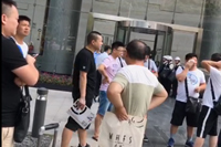 討債公司成功調解一起提供勞務受害者責任糾紛案件，被告黃某當庭向原告孫某等四人當庭支付賠償款20萬元現金